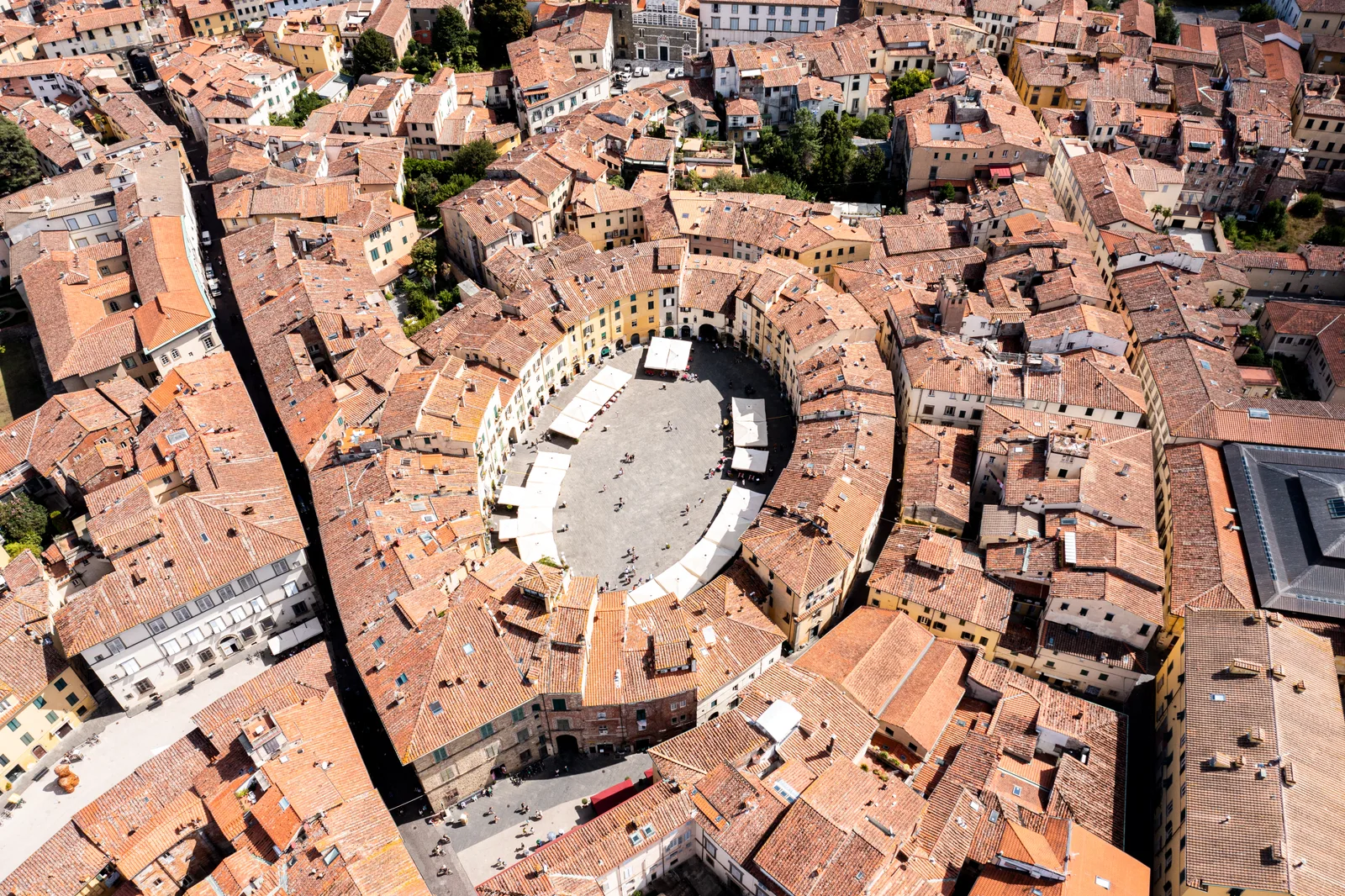 Foto: Kasa Fue (CC BY-SA 4.0) via Wikimedia Commons Piazza dell'Anfiteatro