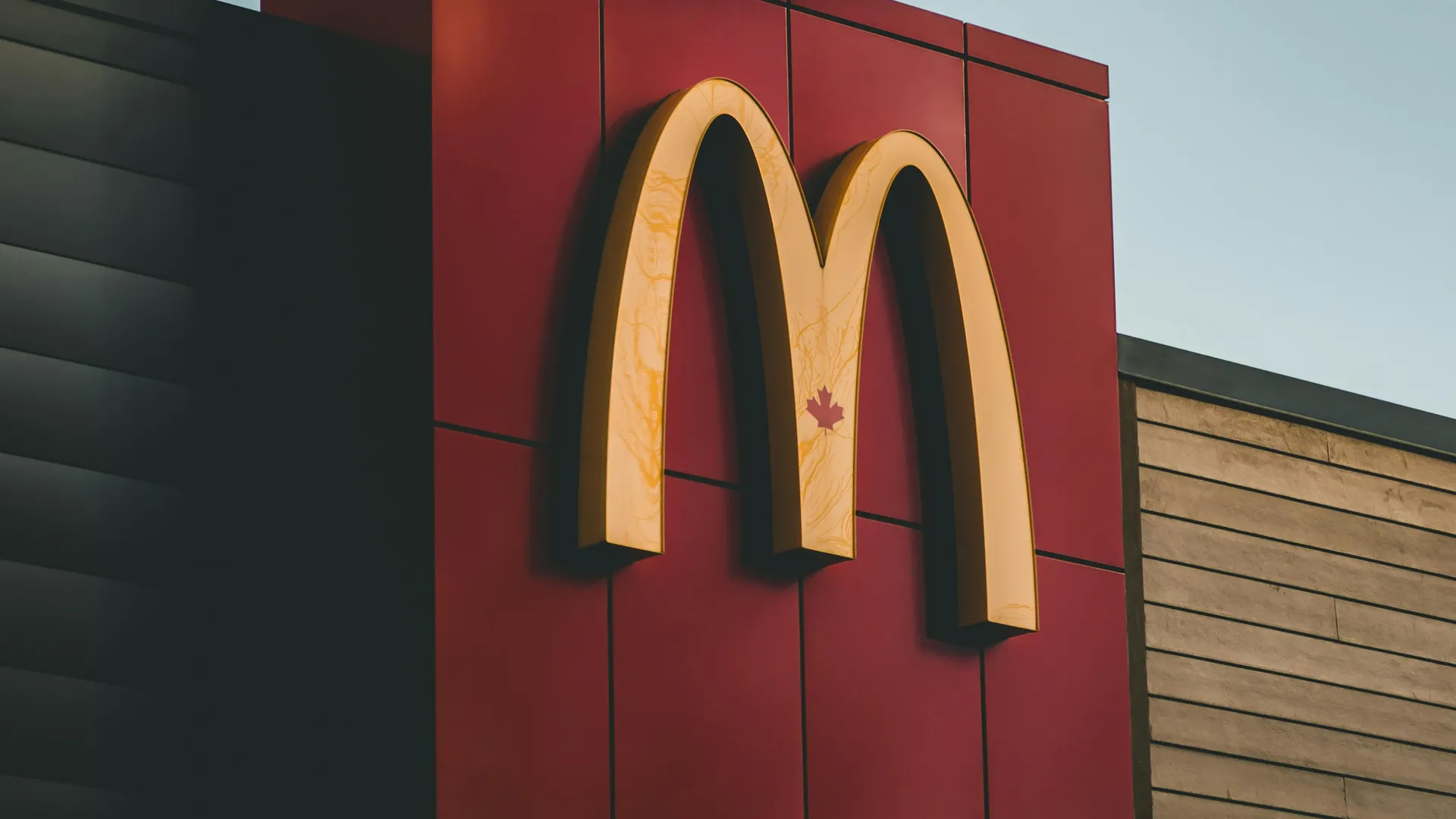 McDonald's x Expedia Kooperation 2026: So wandelst du deine McD-Punkte in Urlaubsrabatte um