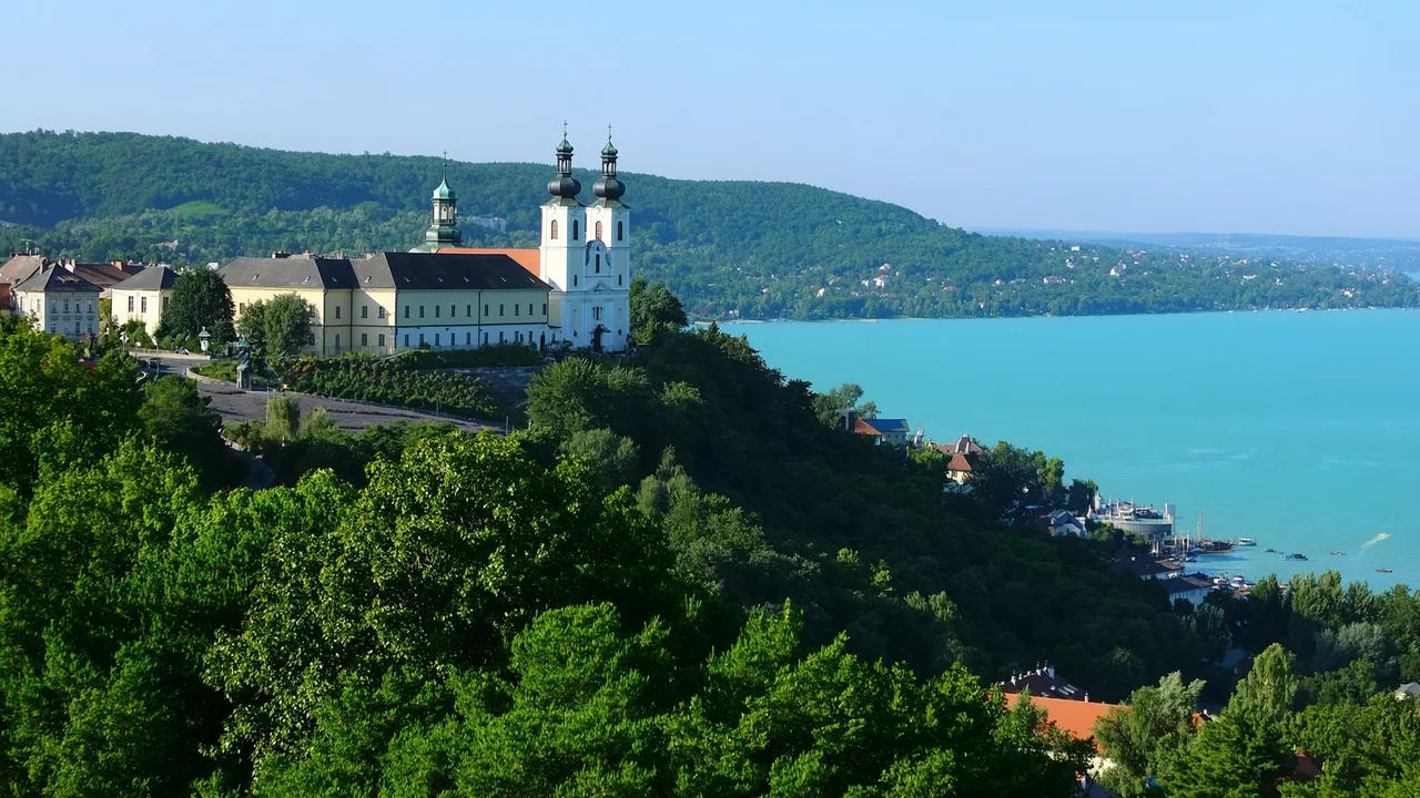 Die Halbinsel Tihany mit Abtei, Lavendel und Kraterseen