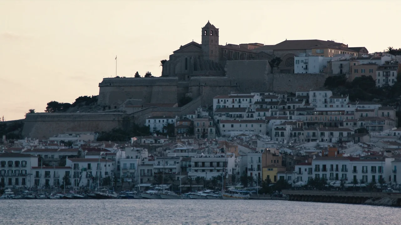 Ibiza zwischen Dalt Vila, Hippiemärkten und stillen Buchten