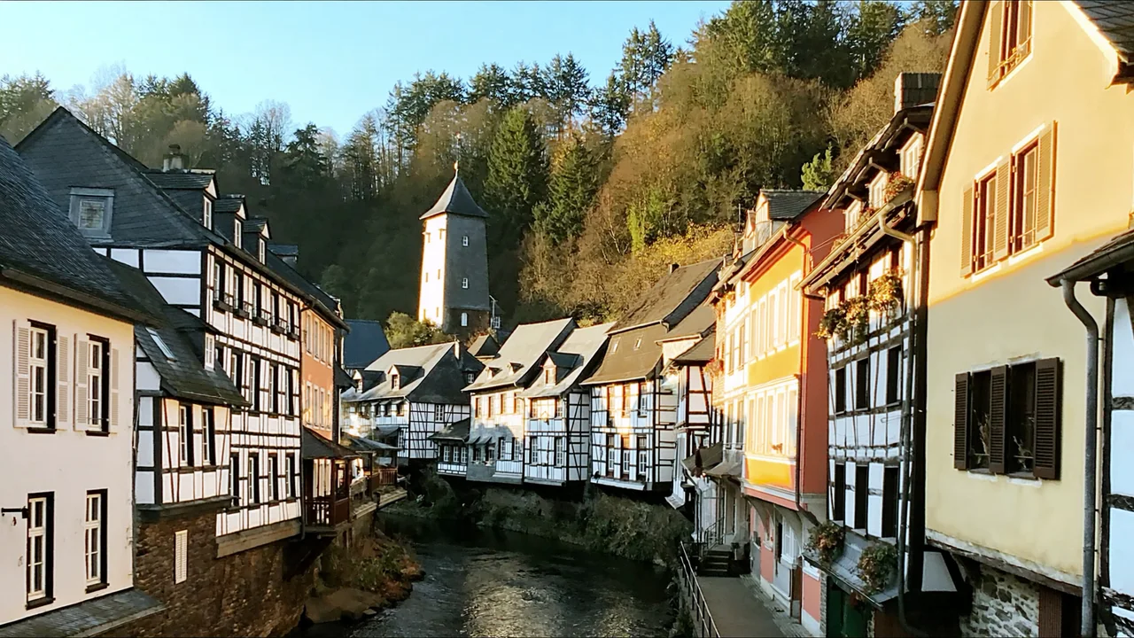 Monschau: Fachwerk im engen Tal der Rur