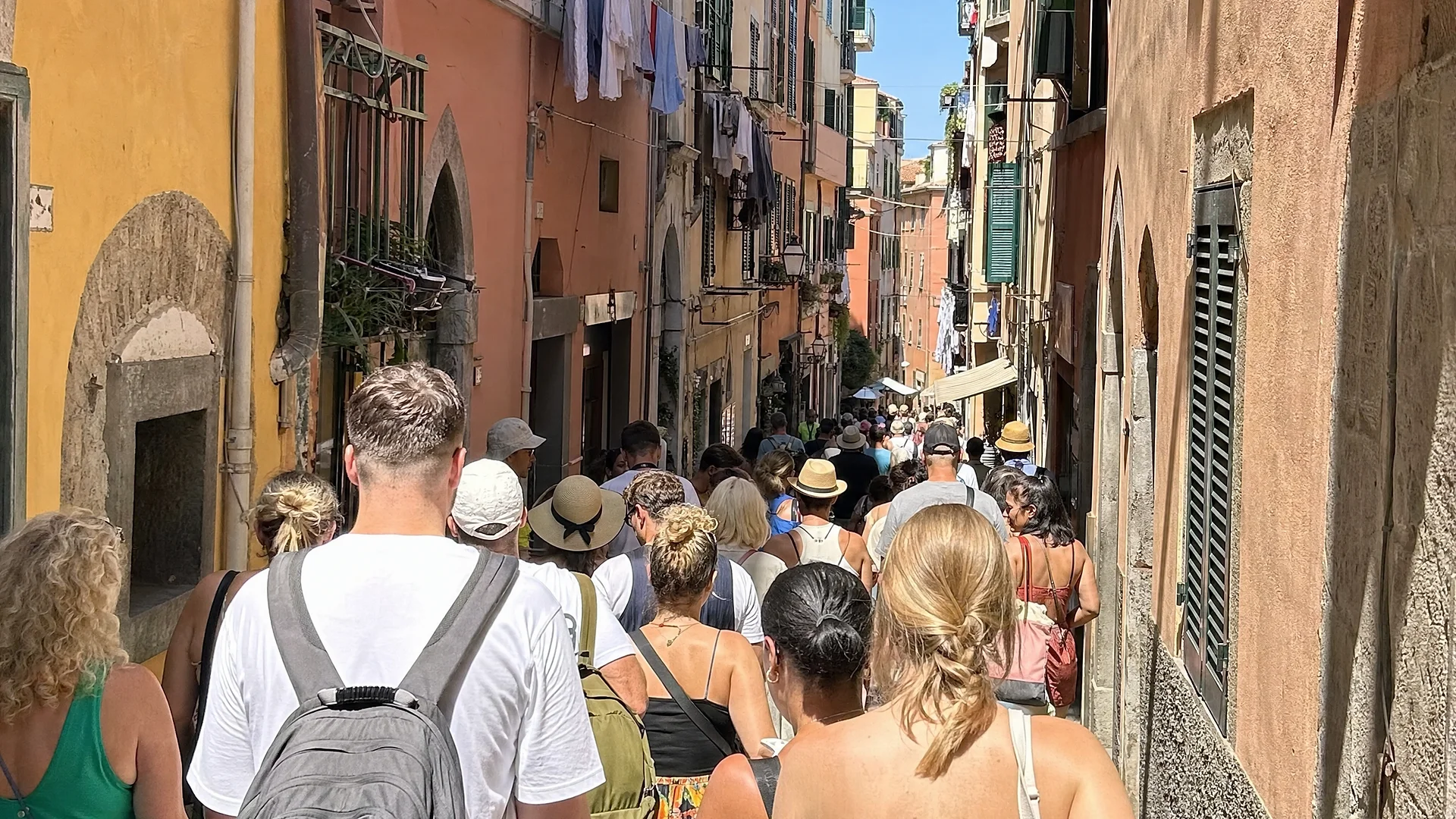Overtourism 2026: Proteste, neue Touristensteuern – das musst du wissen