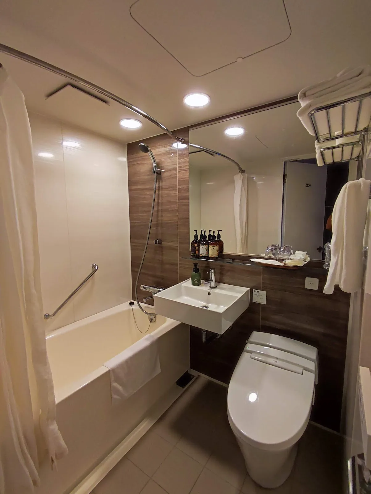 Breezbay Hotel Resort & Spa