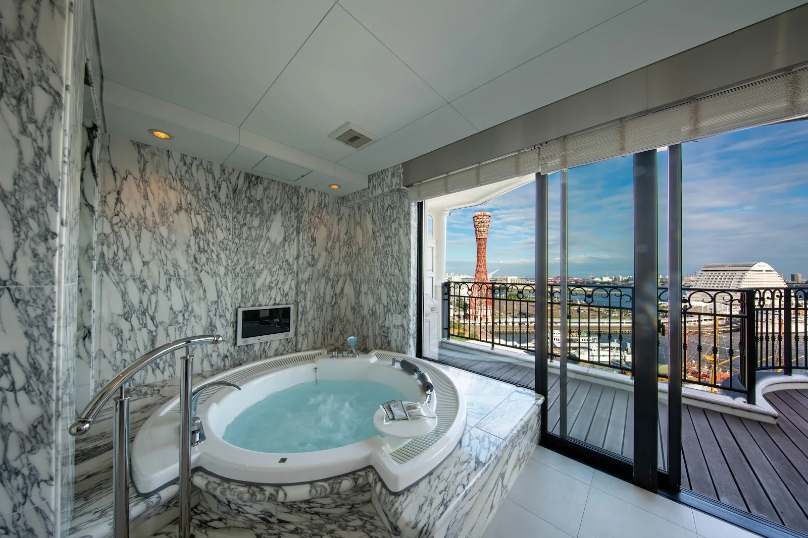 LA SUITE KŌBE